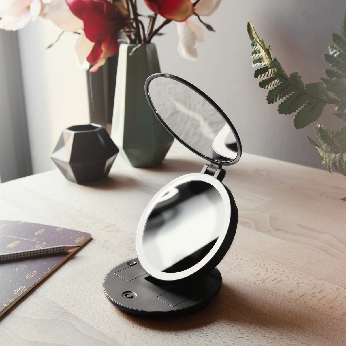 Navaris 1x/5x Vergrotende Make-up Spiegel - Compacte Opvouwbare Kap- En Reisspiegel - Led-verlichte Dubbelzijdige Make-upspiegel - Zwart - Afbeelding 2