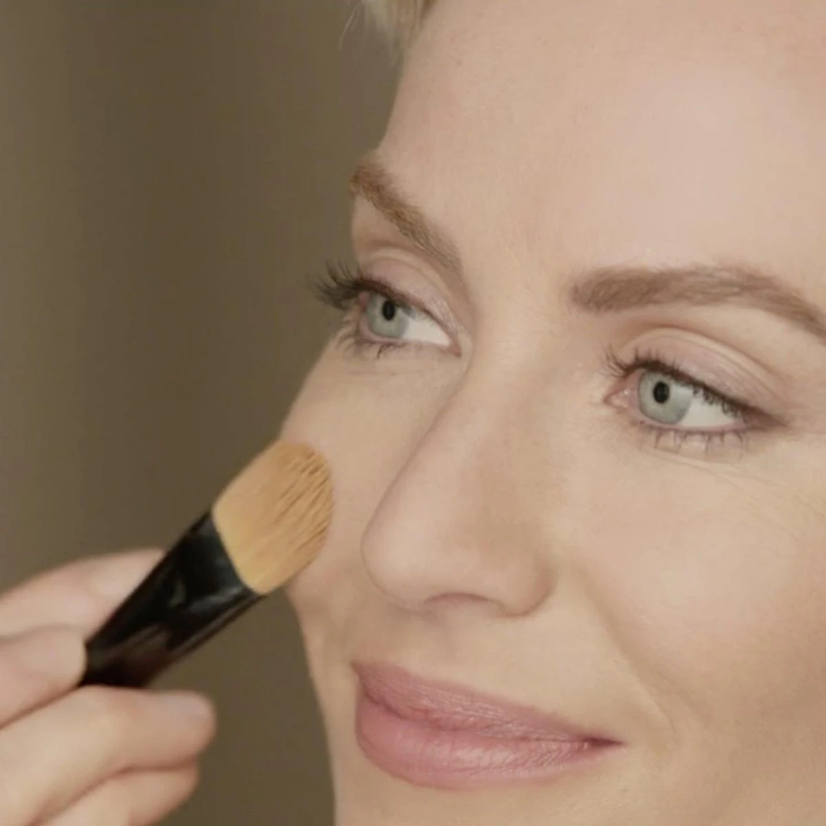 Max Factor Radiant Lift FD - 65 Rose Beige - Afbeelding 4